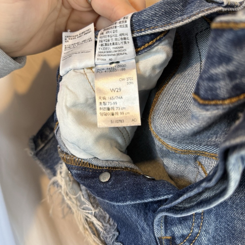 Levi's Women's 501 Premium Button Fly Distressed Denim Shorts Size 26x3.5 - Picture 5 of 7